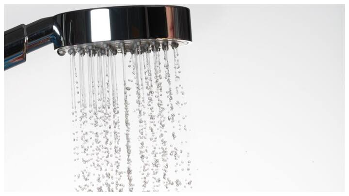 पाइप में जमा चूना हटाएं: कई बार पानी में मौजूद चूने के कण पाइप में जमा हो जाते हैं. इसे साफ करने के लिए विनेगर (सिरका) का उपयोग करें. एक बैग में विनेगर भरें और उसे नल के सिर पर बांध दें. कुछ घंटों के लिए इसे वैसे ही छोड़ दें फिर धो लें.