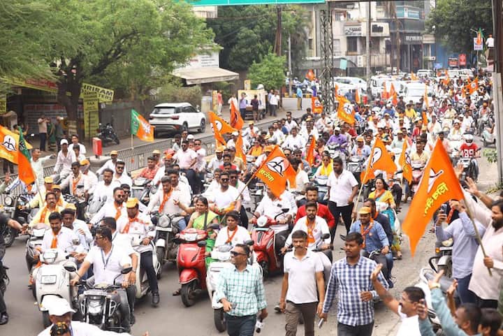 नाशिकमधील हे चित्र पाहून गेल्या दोन वर्षात राज्य शासनाने केलेली काम आणि गेल्या १० वर्षात पंतप्रधान नरेंद्र मोदी यांनी केलेल्या कामांच्या जोरावर महायुतीचे उमेदवार हेमंत गोडसे हे पुन्हा एकदा प्रचंड बहुमताने विजयी होतील असा ठाम विश्वास याप्रसंगी व्यक्त केला.