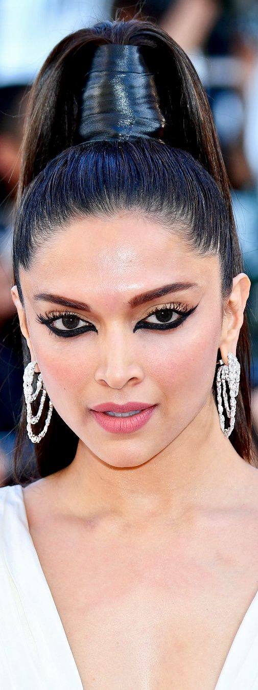 जब भी बात एक शार्प, बोल्ड और ड्रामाटिक आइज की होगी, तो शायद दीपिका पादुकोण का नाम सबसे पहले लिया जाएगा. उनकी यह डार्क कोहल आईज़ निश्चित रूप से दिल पर वार करने वाली है.