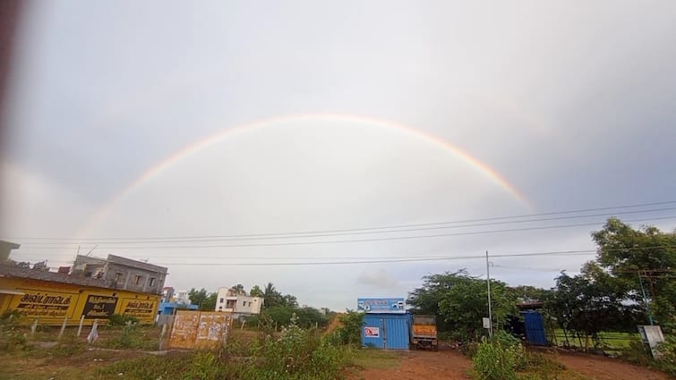 Kanchipuram and Chengalpattu districts have been experiencing heavy rain since morning during summer A rainbow has appeared in Uttaramerur tnn TN Rain: குளுகுளுன்னு இருக்குதய்யா! சுவிட்சர்லாந்தாக மாறிய காஞ்சி, செங்கை - வானில் தோன்றிய வானவில்!