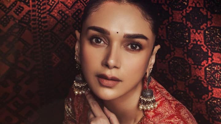 সোশ্যাল মিডিয়া উপচে পড়ছে 'হীরামাণ্ডি'র একটি গানের বিশেষ একটি দৃশ্য। যেখানে দেখা যাচ্ছে নৃত্য প্রদর্শন করছেন অদিতি, ওরফে পর্দার বিব্বোজান। ছবি: ইনস্টাগ্রাম