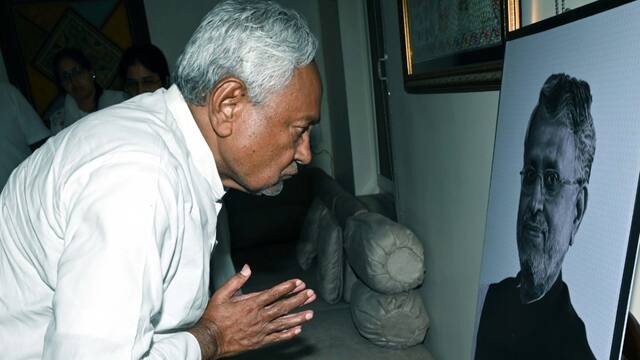 CM Nitish Kumar met family members of late BJP leader Sushil Kumar Modi |  Nitish Kumar: दिवंगत सुशील मोदी के परिजनों से CM नीतीश ने की मुलाकात,  अंत्येष्टि में नहीं हो सके