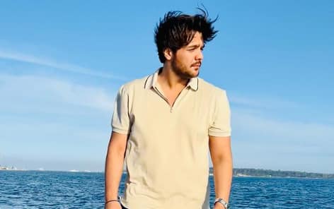 आशीष चंचलानी ने दत्ता मेघे कॉलेज ऑफ इंजीनियरिंग नवी मुंबई से इंजीनियरिंग की पढ़ाई पूरी की है.