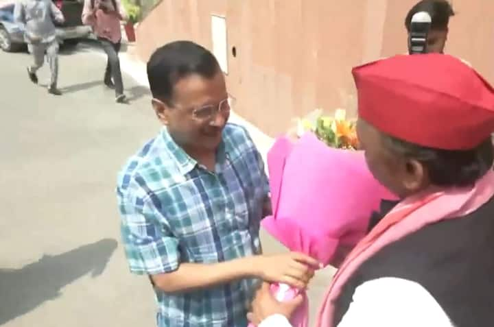 Akhilesh Yadav Meets Arvind Kejriwal: लोकसभा चुनाव के बीच दिल्ली के सीएम अरविंद केजरीवाल ने यूपी के पूर्व मुख्यमंत्री अखिलेश यादव से मुलाकात की. इस दौरान दोनों नेता काफी खुश दिखाई दिए.