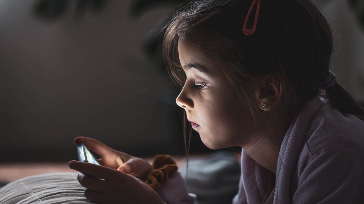 बच्चों के बढ़ते स्क्रीन टाइम ने बढ़ाई 89 फीसदी मांओं की चिंता, सर्वे में हुआ चौंकाने वाला खुलासा