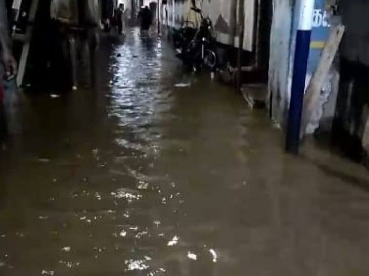 கரூரில் கொட்டித் தீர்த்த கனமழை; வீடுகளுக்குள் புகுந்த மழை நீரால் மக்கள் அவதி Karur summer rain Residents have suffered due to rain water and sewage entering their houses - TNN கரூரில் கொட்டித் தீர்த்த கனமழை; வீடுகளுக்குள் புகுந்த மழை நீரால் மக்கள் அவதி