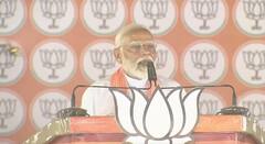 Lok Sabha Elections 2024: जौनपुर में जनसभा के बीच भीड़ में PM नरेंद्र मोदी को दिख गए 'योगी आदित्यनाथ', देखिए फिर क्या हुआ