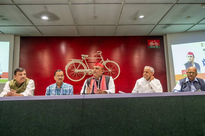 साथ ही केजरीवाल ने कहा कि भाजपा 220 सीटों से ज्यादा नहीं बढ़ेगी. राजस्थान, हरियाणा, झारखंड, दिल्ली, पंजाब और बंगाल में भाजपा की सीटें कम हो रही हैं.