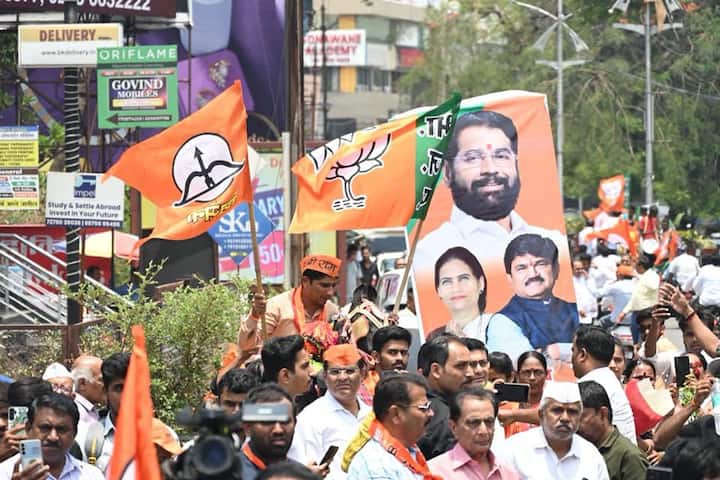 सध्या काही जण इथे प्रचार करत फिरत आहेत. मात्र नुसतं फेसबुक लाईव्ह करून आणि दुसऱ्यांना शिव्या शाप देऊन काही होते का?... त्यासाठी प्रत्यक्ष लोकांमध्ये मिसळून, त्यांच्या समस्या जाणून काम करावे लागते, असे म्हणत एकनाथ शिंदेंनी नाव न घेता उद्धव ठाकरेंवर टीका केली.