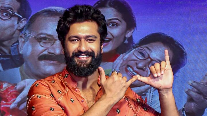 অনেকেই জানেন, ২০১৫ সালে 'মশান' ছবির হাত ধরেই বলিউডে পা রাখেন ভিকি। তবে অনেকেই জানেন না, সেই ছবি নয়, ভিকিকে প্রথম পর্দায় দেখা গিয়েছিল ২০১২ সালে 'লাভ সাভ তে চিকেন খুরানা' ছবিতে।