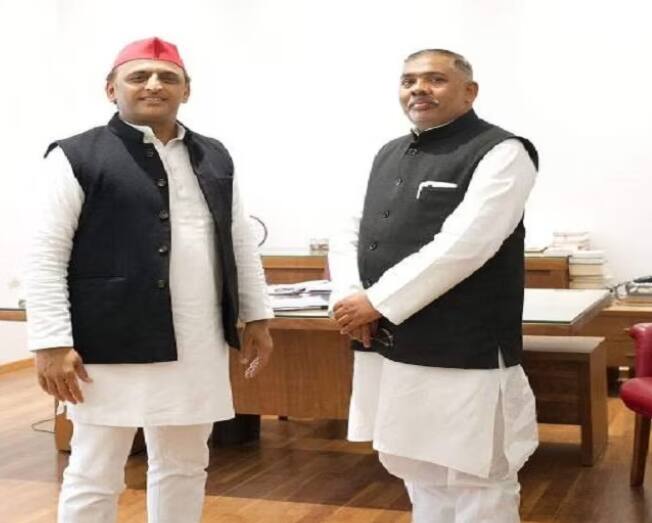 लोकसभा चुनाव 2024 के बीच समाजवादी पार्टी को एक बड़ा झटका लगा है. सपा मुखिया अखिलेश यादव के पुराने सहयोगी और महान दल के अध्यक्ष केशव देव मौर्य ने समर्थन वापस ले लिया.