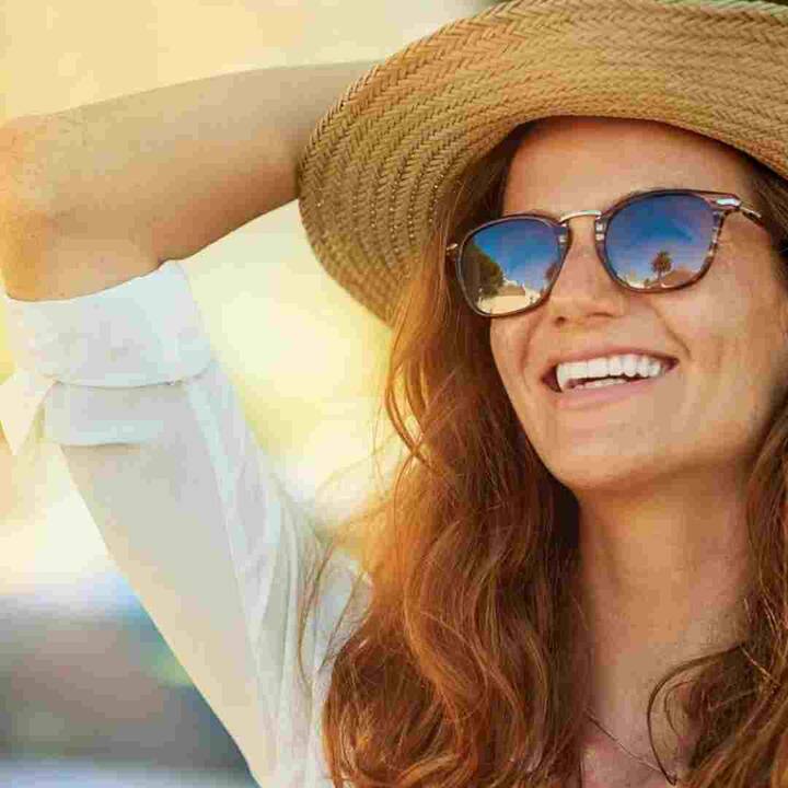 ਅੱਜਕੱਲ੍ਹ, ਲਗਭਗ ਹਰ ਕੋਈ ਸਟਾਈਲਿਸ਼ ਦਿਖਣ ਲਈ ਸਨਗਲਾਸ ਪਹਿਨਣਾ ਪਸੰਦ ਕਰਦਾ ਹੈ, ਪਰ ਇਸਦੇ ਨਾਲ, ਜੇਕਰ ਤੁਸੀਂ ਸਹੀ ਐਨਕਾਂ ਦੀ ਚੋਣ ਕਰਦੇ ਹੋ, ਤਾਂ ਇਹ ਤੁਹਾਡੀਆਂ ਅੱਖਾਂ ਦੀ ਸੁਰੱਖਿਆ ਦਾ ਕੰਮ ਵੀ ਕਰਦੇ ਹਨ। ਆਓ ਜਾਣਦੇ ਹਾਂ ਸਨਗਲਾਸ ਦੀ ਚੋਣ ਕਰਦੇ ਸਮੇਂ ਤੁਹਾਨੂੰ ਕਿਹੜੀਆਂ ਗੱਲਾਂ ਦਾ ਧਿਆਨ ਰੱਖਣਾ ਚਾਹੀਦਾ ਹੈ।