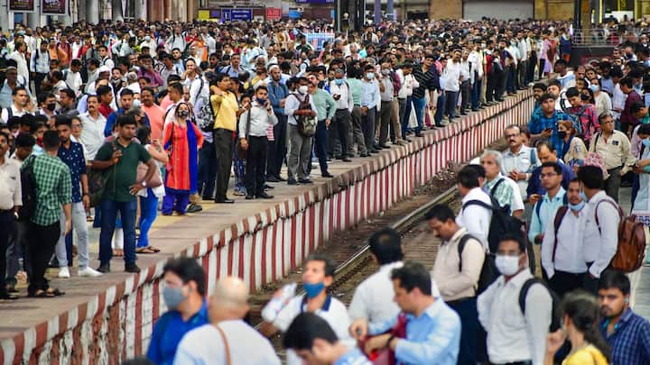 যাত্রীদের প্রথমে UTS অ্যাপ্লিকেশন বা www.utsonmobile.indianrail.gov.in ওয়েবসাইটের মাধ্যমে তাঁদের নাম, মোবাইল নম্বর, লিঙ্গ, জন্ম তারিখ ও পাসওয়ার্ড দিয়ে নথিভুক্ত করতে হবে। ঠিকঠাক নথিভুক্ত হলে ভারতীয় রেলের তরফে লগইন আইডি ও পাসওয়ার্ড সমেত একটি এসএমএস পাঠানো হবে। সেই সঙ্গে কোনও অতিরিক্ত খরচ ছাড়াই শূন্য ব্যালেন্সের আর ওয়ালেট তৈরি করা হবে যাত্রীর নামে।    (ছবি সৌজন্য- পিটিআই)
