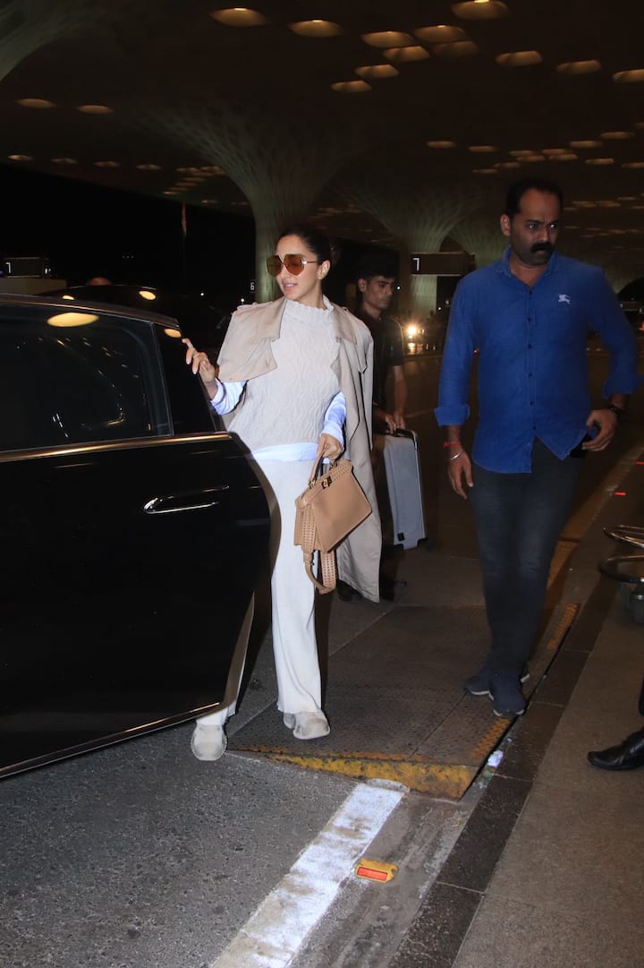 On Thursday morning, the actress got captured at the airport as she was leaving for French Riviera.