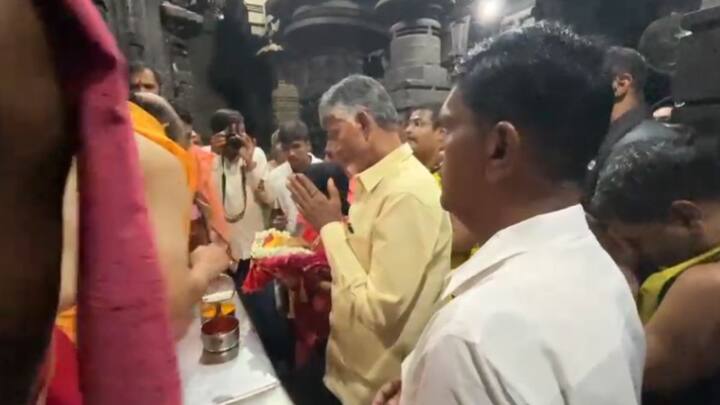 अंबाबाई मंदिरात आल्यानंतर चंद्राबाबू नायडू यांनी सपत्नीत अंबाबाई देवीची पंधरा ते वीस मिनिटं पूजा केली.