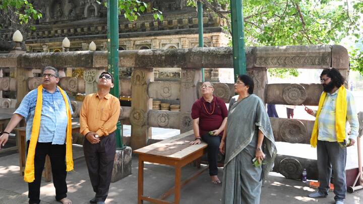 यही वजह है कि देश-विदेश से लाखों की संख्या में विदेशी पर्यटक, बौद्ध श्रद्धालु यहां आते हैं. इस बोधि वृक्ष के नीचे बौद्ध भिक्षु और बौद्ध श्रद्धालु साधना करते हैं.