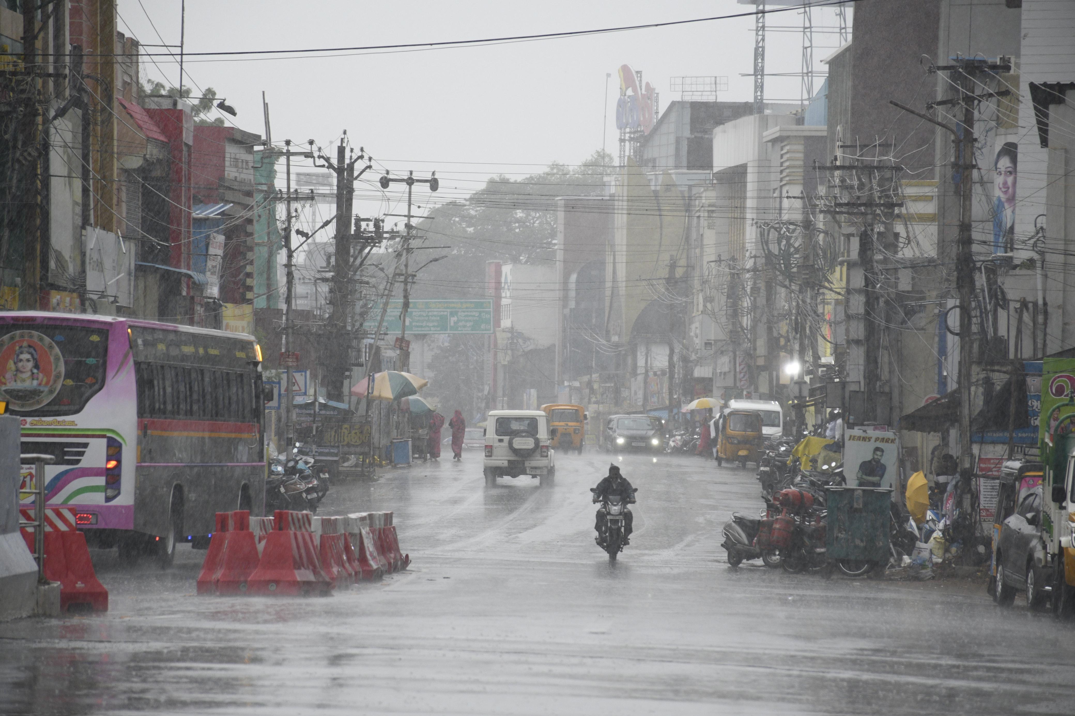 தஞ்சையை குளிர்வித்த தொடர் மழை: குளிர் காற்று வீசியதால் மக்கள் மகிழ்ச்சி