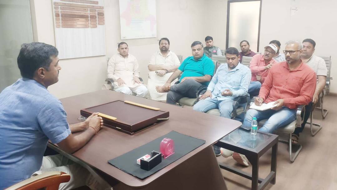 Gurugram Joint Commissioner Naresh Kumar action against agencies negligent in cleaning work ann गुरुग्राम के संयुक्त आयुक्त ने सुनी आम लोगों की शिकायतें, लापरवाह एजेंसियों के खिलाफ होगी कार्रवाई