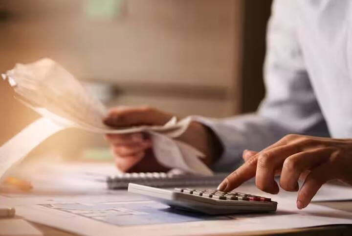 આજના સમયમાં મોટાભાગના લોકો ઘર, જમીન, કાર ખરીદવા અથવા બિઝનેસ શરૂ કરવા માટે લોન લે છે. લોન સમયે તમારી પાસે તમારી આવકનો પુરાવો માંગવામાં આવે છે. આવી સ્થિતિમાં નોકરી કરતા લોકો હજુ પણ કંપનીની સેલેરી સ્લિપ બતાવી શકે છે, પરંતુ જેઓ નોકરી કરતા નથી તેઓ આવકનો પુરાવો કેવી રીતે આપશે ?