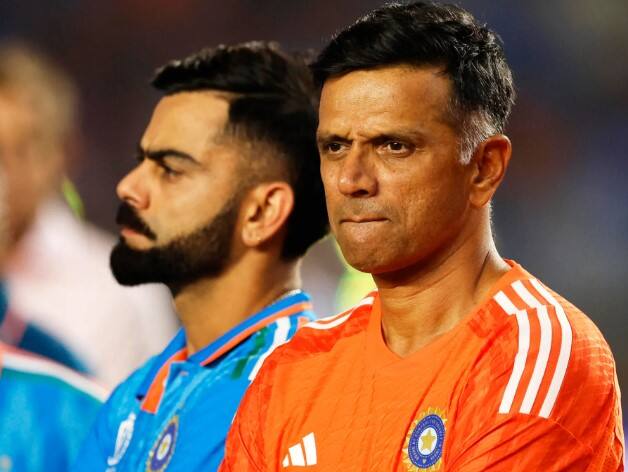 ਇਸਦੇ ਨਾਲ ਹੀ ਖਬਰਾਂ ਸਾਹਮਣੇ ਆ ਰਹੀਆਂ ਹਨ ਕਿ ਟੀ-20 ਵਿਸ਼ਵ ਕੱਪ 'ਚ ਰਾਹੁਲ ਦ੍ਰਾਵਿੜ ਦੀ ਕੋਚਿੰਗ ਬਰਕਰਾਰ ਰਹੇਗੀ, ਉਥੇ ਹੀ ਇਸ ਟੂਰਨਾਮੈਂਟ ਤੋਂ ਤੁਰੰਤ ਬਾਅਦ ਇਕ ਹੋਰ ਕੋਚ ਟੀਮ ਇੰਡੀਆ ਨਾਲ ਜੁੜ ਜਾਵੇਗਾ। ਬੀਸੀਸੀਆਈ ਦੇ ਪ੍ਰਬੰਧਨ ਨੇ ਟੀਮ ਇੰਡੀਆ ਦੇ ਕੋਚ ਦੇ ਅਹੁਦੇ ਲਈ ਵੈਕੇਂਸੀ ਜਾਰੀ ਕਰ ਦਿੱਤੀ ਹੈ ਅਤੇ ਕਈ ਲੋਕਾਂ ਨੇ ਇਸ ਲਈ ਅਪਲਾਈ ਕਰਨਾ ਵੀ ਸ਼ੁਰੂ ਕਰ ਦਿੱਤਾ ਹੈ। ਪਰ ਮਾਹਿਰਾਂ ਅਨੁਸਾਰ ਕੋਚ ਬਣਨ ਦੀ ਦੌੜ ਵਿੱਚ ਤਿੰਨ ਦਿੱਗਜਾਂ ਦੇ ਨਾਂ ਸਭ ਤੋਂ ਪਹਿਲਾਂ ਆ ਰਹੇ ਹਨ।