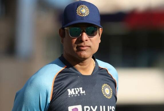 ਵੀਵੀਐਸ ਲਕਸ਼ਮਣ ਟੀਮ ਇੰਡੀਆ ਦੇ ਸਾਬਕਾ ਖਿਡਾਰੀ ਵੀਵੀਐਸ ਲਕਸ਼ਮਣ ਇਸ ਸਮੇਂ ਬੈਂਗਲੁਰੂ ਸਥਿਤ ਨੈਸ਼ਨਲ ਕ੍ਰਿਕਟ ਅਕੈਡਮੀ ਦੇ ਮੁਖੀ ਹਨ। ਇਸ ਤੋਂ ਪਹਿਲਾਂ ਉਹ ਕਈ ਆਈਪੀਐਲ ਟੀਮਾਂ ਦੇ ਨਾਲ ਮੈਂਟਰ ਅਤੇ ਕੋਚ ਵਜੋਂ ਕੰਮ ਕਰ ਚੁੱਕੇ ਹਨ। ਇਸ ਦੇ ਨਾਲ ਹੀ ਉਹ ਰਾਹੁਲ ਦ੍ਰਾਵਿੜ ਦੀ ਗੈਰ-ਮੌਜੂਦਗੀ ਵਿੱਚ ਕਈ ਵਾਰ ਟੀਮ ਇੰਡੀਆ ਦੇ ਨਾਲ ਕੋਚ ਵਜੋਂ ਵੀ ਕੰਮ ਕਰ ਚੁੱਕੇ ਹਨ। ਇਸ ਦੇ ਨਾਲ ਹੀ ਉਹ ਅੰਡਰ 19 ਕ੍ਰਿਕਟ ਟੀਮ ਨਾਲ ਵੀ ਲਗਾਤਾਰ ਸਫਰ ਕਰਦੇ ਰਹਿੰਦੇ ਹਨ। ਇਸ ਕਾਰਨ ਜੇਕਰ ਕ੍ਰਿਕਟ ਮਾਹਿਰਾਂ ਦੀ ਮੰਨੀਏ ਤਾਂ ਬੀਸੀਸੀਆਈ ਪੈਨਲ ਉਨ੍ਹਾਂ ਨੂੰ ਭਾਰਤੀ ਟੀਮ ਦਾ ਮੁੱਖ ਕੋਚ ਨਿਯੁਕਤ ਕਰ ਸਕਦਾ ਹੈ।