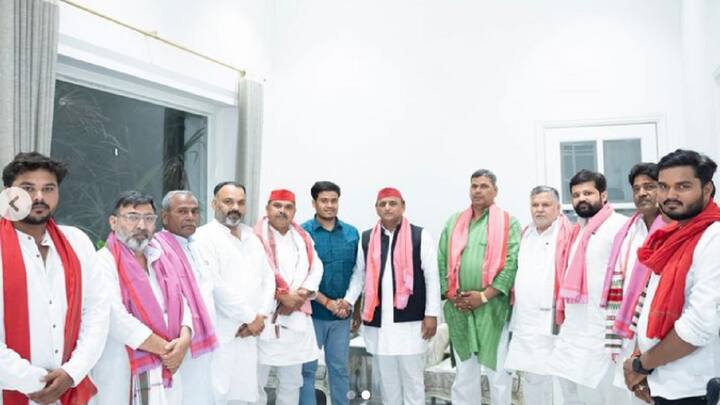 अखिलेश ने कहा कि यह यूपी, दिल्ली और पंजाब की 99 सीटों पर ही उलझ के रह गए हैं और यहां सबसे बड़ी हार भाजपा की होने जा रही है। रोटी कपड़ा और मकान के साथ साथ हम संविधान बचाने के लिए लड़ाई लड़ रहे हैं.