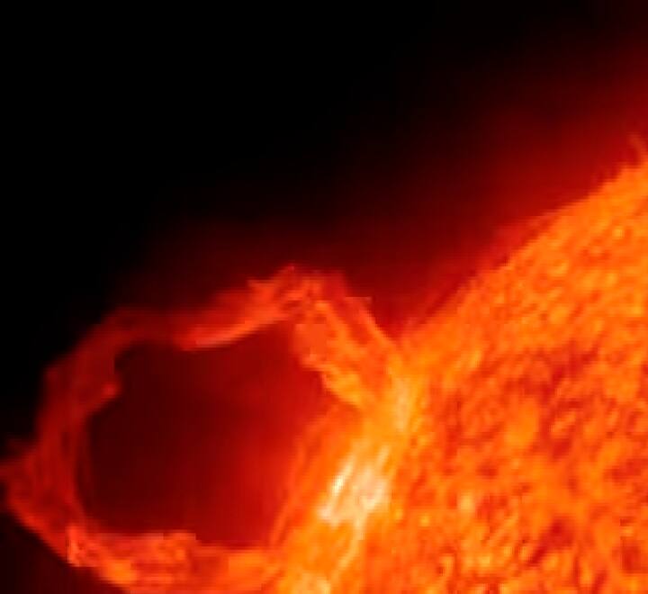 एनओएए ने कहा कि ऐसी सौर तरंगें आधी सदी में नहीं आई हैं। एनओएए की एक रिपोर्ट के मुताबिक, ये खतरनाक सौर ज्वालाएं सूर्य के बिल्कुल किनारे पर घटित हो रही हैं। वैज्ञानिकों का कहना है कि जब सौर तूफान पृथ्वी से टकराएगा, तो अमेरिका के कुछ हिस्सों में इसका अधिक प्रभाव हो सकता है और रेडियो ब्लैकआउट हो सकता है। हालांकि, एनओएए ने कहा कि सौर तूफान से किसी भू-चुंबकीय तूफान की संभावना नहीं है।