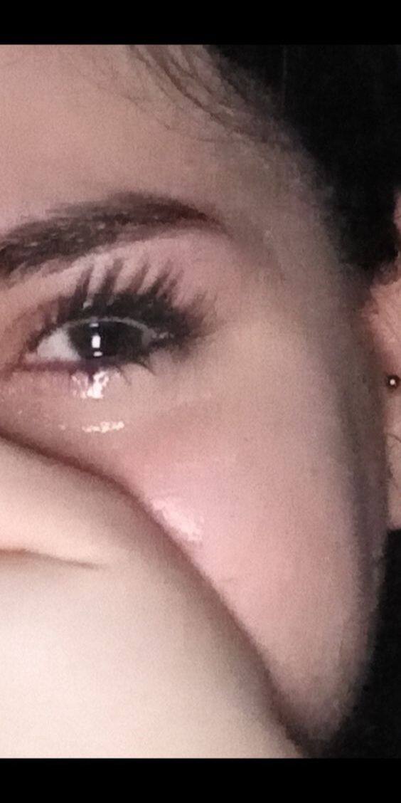 यह किसी के लिए भी आश्चर्य की बात नहीं है कि ब्रेकअप के बाद सबसे आम चीजों में से एक जो महिलाएं *और पुरुष* करते हैं वह है रोना. अंतर यह है कि कोई सबके सामने रोता है और कोई अलेके में आंसू बहाता है.