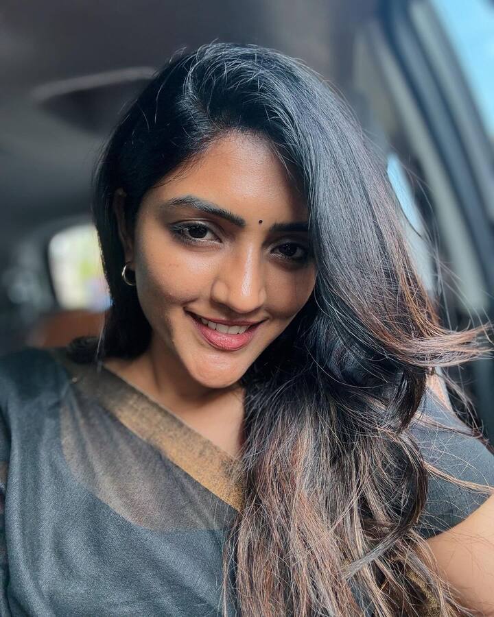 అందంగా బొట్టు పెట్టుకుని.. చెవులకు రింగ్స్ పెట్టుకుని ఫోటోలు దిగింది ఈషా. వాటిని ఇన్​స్టాలో షేర్ చేస్తూ.. Just another saree selfie day🖤🌞 అంటూ క్యాప్షన్ ఇచ్చింది. (mage (IImages Source : Instagram/Eesha Rebba)
