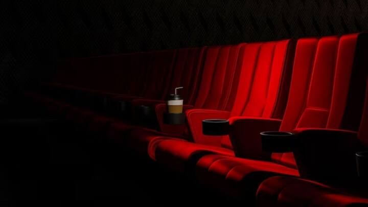 कपल्स अक्सर जब थिएटर में मूवी देखने जाते हैं. तो वह कोने की सीट बुक करना पसंद करते हैं. कोने की सीट में बहुत प्राइवेसी होती है.