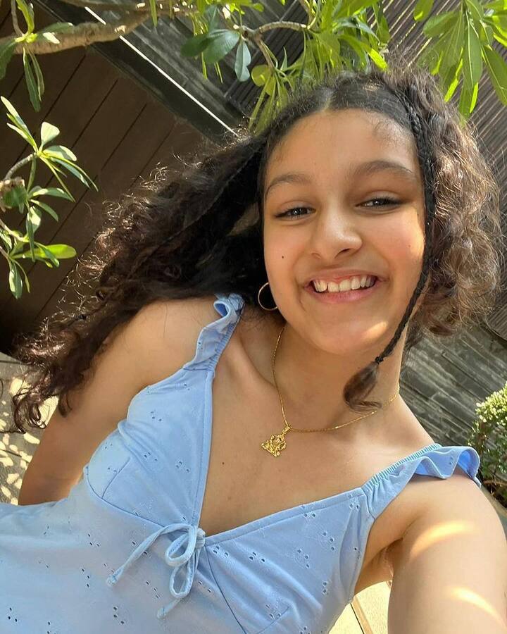 సితార లేటెస్ట్ ఫోటోలు చూస్తే... ఆమెకు భక్తి ఉందని అర్థం అవుతోంది. ఆమె మెడలోని లాకెట్ గమనిస్తే... అది అమ్మవారి రూపం అని తెలుస్తోంది. మహేష్ కుటుంబంలో ప్రతి పండగ సెలబ్రేట్ చేసుకుంటారు. వినాయక చవితికి చేసే హంగామా చెప్పాల్సిన అవసరం లేదు. ఇప్పుడు మరోసారి సితారలో భక్తి గురించి ఆ లాకెట్ ద్వారా తెలిసింది. (Image Courtesy: sitaraghattamaneni / Instagram)