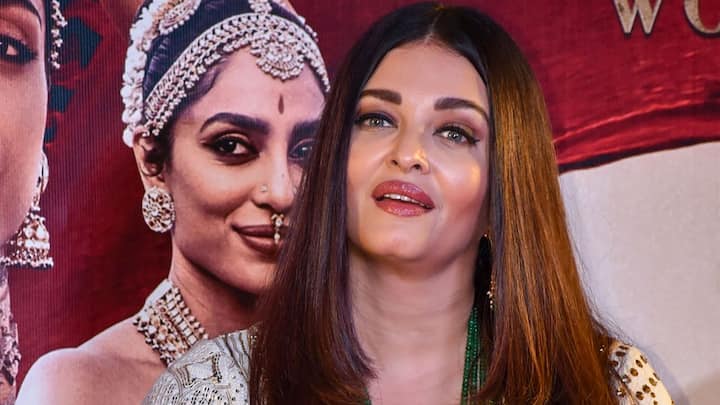 প্রত্যেক বছরই রেড কার্পেটে নতুন নতুন লুকে অনুরাগীদের চমকে দিতেই অভ্যস্থ এই নায়িকা। তবে এবারে অভিনেত্রীর হাতে গুরুতর চোট রয়েছে। মুম্বই বিমানবন্দরে স্লিঙব্যাগে হাত ঢেকে তিনি যখন কানের রেড কার্পেটের উদ্দেশে পাড়ি দিয়েছিলেন, তখন অনেকেই উদ্বিগ্ন হয়েছিলেন।