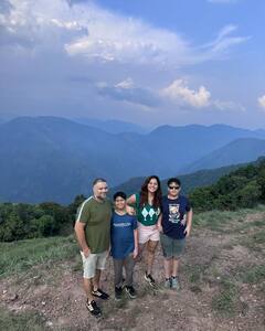 Anasuya Bharadwaj Vacation Photos : అడవిలో అనసూయ.. గుట్టులు.. నీటి గుంటల్లో ఆడుకుంటూ