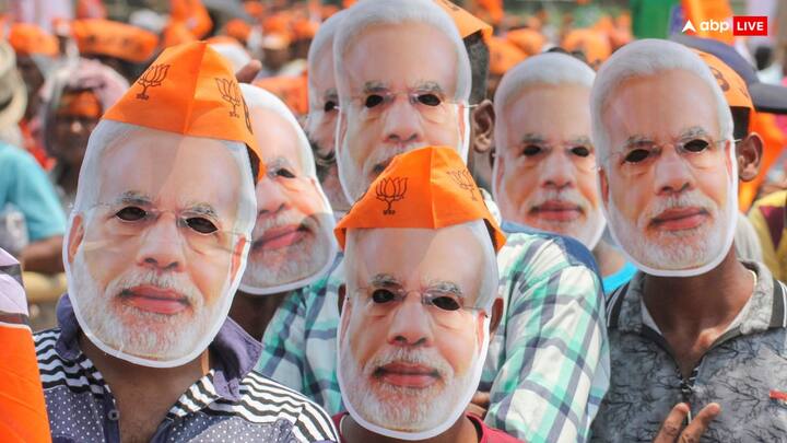 नरेंद्र मोदी ने मंगलवार (14 मई, 2024) को गंगा सप्तमी के अवसर पर यूपी के काशी से नामांकन (पुष्य नक्षत्र में) दाखिल किया. वह तीसरी बार इस संसदीय सीट से चुनावी मैदान में हैं. राजनीतिक विश्लेषकों और एक्सपर्ट्स की मानें तो इस बार भी वह बनारस से जीत हासिल कर सकते हैं.