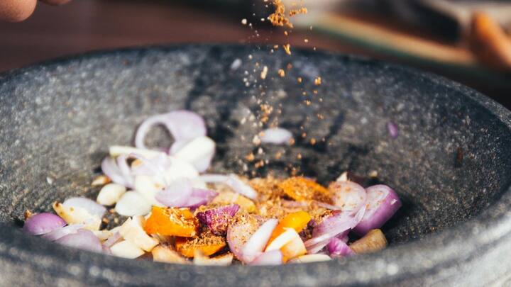 வெங்காயம் நறுக்கும் போது கண் எரியாமல் இருக்க, கண்ணீர் வராமல் இருக்க என்ன செய்ய வேண்டும் என்று பார்க்கலாம்.