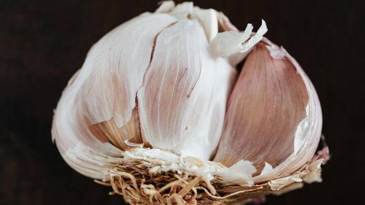 கத்தியை பயன்படுத்தி பூண்டு உரித்தாலும் நீண்ட நேரம் ஆகும். பூண்டை உடைத்து பற்களாக எடுத்துக்கொள்ளவும்.