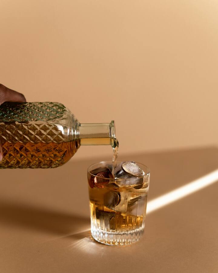 दरअसल भारत की सबसे मंहगी व्हिस्की रामपुर सिग्नेचर रिजर्व सिंगल माल्ट है. जिसकी कीमत आपको हैरान कर सकती है.