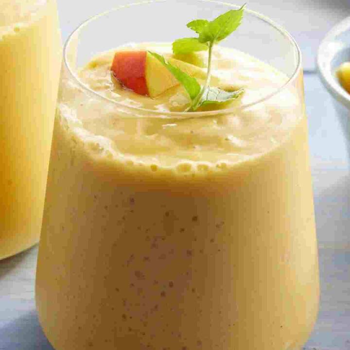 ਜੇਕਰ ਤੁਹਾਡੇ ਬੱਚੇ ਲੱਸੀ ਨਹੀਂ ਪੀਂਦੇ ਪਰ ਉਨ੍ਹਾਂ ਨੂੰ ਅੰਬ ਖਾਣਾ ਬਹੁਤ ਪਸੰਦ ਹੈ। ਇਸ ਲਈ ਤੁਸੀਂ ਅੰਬ ਦੀ ਲੱਸੀ ਤਿਆਰ ਕਰਕੇ ਉਨ੍ਹਾਂ ਨੂੰ ਦੇ ਸਕਦੇ ਹੋ। ਇਹ ਕਾਫ਼ੀ ਸਵਾਦ ਹੈ। ਇਸ ਨੂੰ ਬਣਾਉਣ ਲਈ ਤੁਹਾਨੂੰ ਅੰਬ, ਦਹੀਂ, ਚੀਨੀ, ਇਲਾਇਚੀ ਪਾਊਡਰ ਅਤੇ ਪੁਦੀਨੇ ਦੀਆਂ ਪੱਤੀਆਂ ਦੀ ਲੋੜ ਹੋਵੇਗੀ।