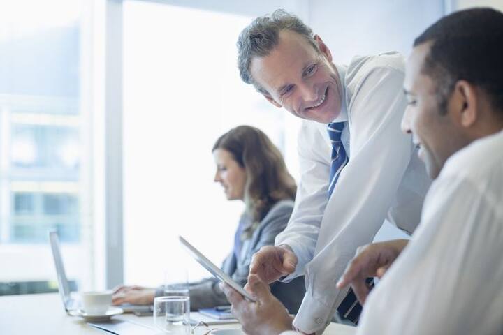 ध्यान रखें कि प्रोफेशनल तरीके से अपनी ग्रोथ, चुनौतियों और उपलब्धियों सहित आवश्यक चीजों के बारे में अपने बॉस से जुड़े रहें उन्हें लगातार सूचित करते रहें. बात करने से विश्वास बनाने में मदद मिलती है और यह आपकी प्रतिबद्धता और पारदर्शिता को भी दर्शाता है.