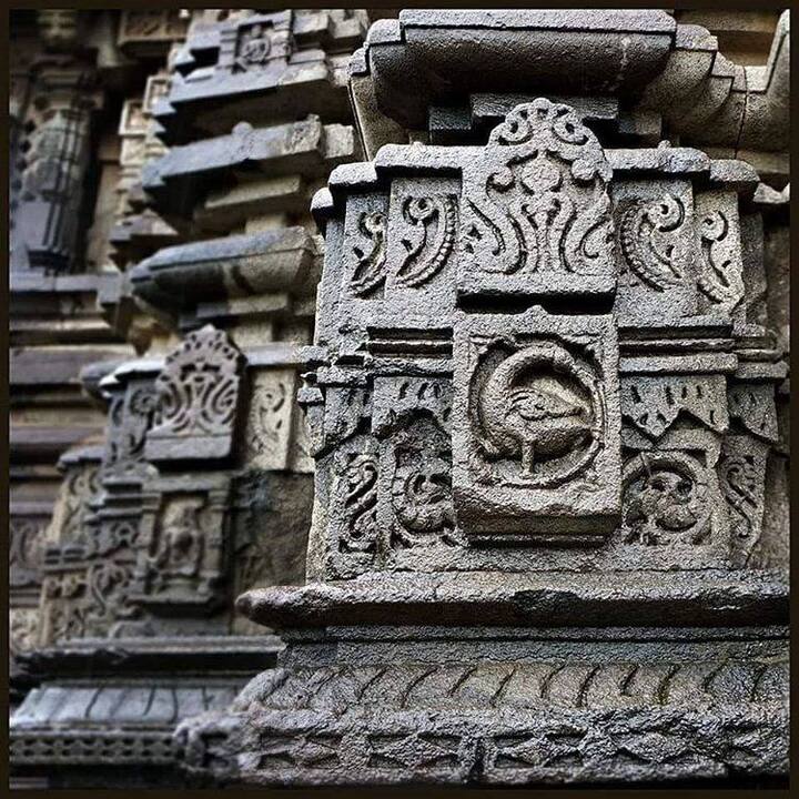 दरवर्षी मे महिन्यात पाच दिवस हा सूर्यकिरणांचा अभिषेक होत असतो. यंदाही कालपासून लोणार येथील मंदिरात थेट सूर्यकिरण गाभाऱ्यातील भगवान विष्णूच्या मूर्तीवर पडत आहेत.