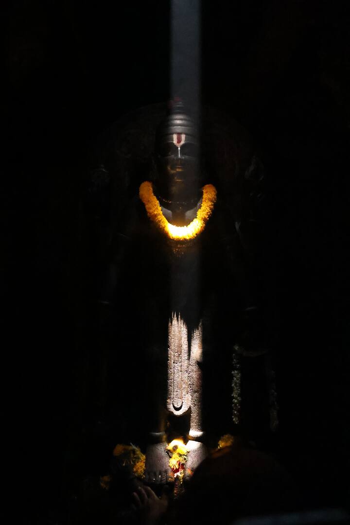 सूर्यकिरणांच्या होणारा अभिषेकामुळे भगवान विष्णूच्या मूर्तीच विहंगम रूप बघायला मिळत आहे. त्यामुळे, भाविक आणि पर्यटक मोठ्या प्रमाणात लोणार येथे येत आहेत.