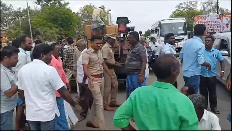Dharmapuri People are protesting in front of the police station to arrest  seller who hoards government liquor bottles - TNN அரசு மதுபாட்டில்களை பதுக்கி வைத்து, கூடுதல் விலைக்கு விற்பனை; போராட்டத்தில் குதித்த மக்கள்