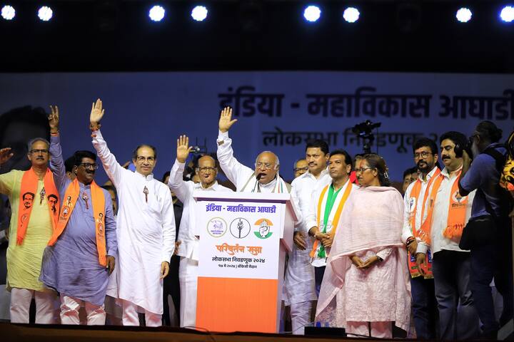 या सभेला इंडिया आघाडीच्या महत्त्वाच्या नेत्यांनी उपस्थिती लावली होती.