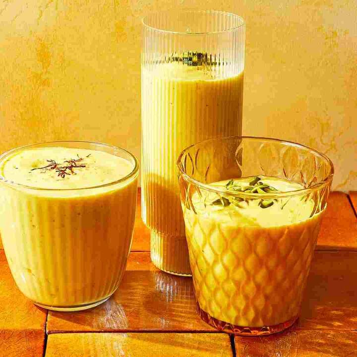 ਇਸ ਲੱਸੀ ਨੂੰ ਬਣਾਉਣ ਲਈ ਅੰਬ ਨੂੰ ਛਿੱਲ ਲਓ ਅਤੇ ਇਸ ਦੇ ਛੋਟੇ-ਛੋਟੇ ਟੁਕੜਿਆਂ 'ਚ ਕੱਟ ਲਓ ਅਤੇ ਇਸ 'ਚ ਦਹੀ, ਦੁੱਧ ਅਤੇ ਇਲਾਇਚੀ ਪਾਓ ਅਤੇ 5 ਮਿੰਟ ਤੱਕ ਇਸ ਨੂੰ ਬਲੈਂਡ ਕਰ ਲਓ ਹੁਣ ਤੁਸੀਂ ਇਸ ਨੂੰ ਗਿਲਾਸ ਵਿਚ ਪਾ ਕੇ ਠੰਡਾ ਕਰ ਸਕਦੇ ਹੋ ।