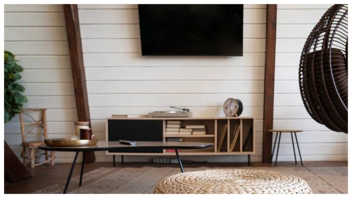 रंग और फिनिशिंग : टीवी यूनिट का रंग और फिनिशिंग आपके कमरे की दीवारों और फर्नीचर से मेल खाना चाहिए. व्हाइट, ब्राउन या ब्लैक जैसे न्यूट्रल रंग हर तरह के इंटीरियर में अच्छे लगते हैं.