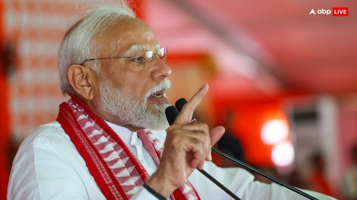 अत्यधिक मेहनत करने से जुड़े सवाल पर पीएम ने जवाब दिया कि वह इसे अवसर मानते हैं. जनता के दर्शन करना और उनकी भावनाएं समझना ही उनकी प्राणशक्ति और उर्जा है. लोकतंत्र में चुनाव को जीत हार के सीमित अर्थ में नहीं लेना चाहिए. यह एक तरह से ओपन यूनिवर्सिटी होती है. आपके पास विचारों को लोगों के पास ले जाने का मौका होता है. आप जब डायरेक्ट विचार ले जाते हैं तब न डायल्यूजन आता है न डायवर्जन आता है. यानी आप परफेक्ट मैसेजिंग कर सकते हैं.