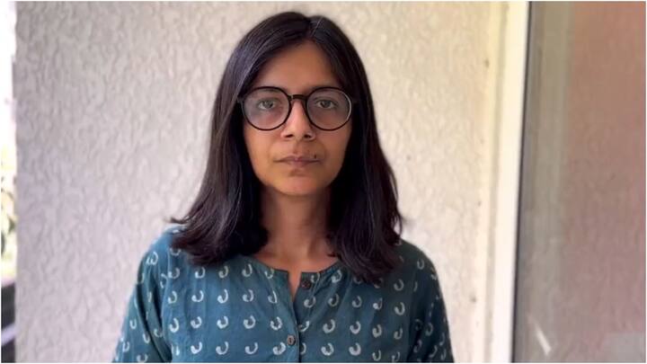 स्वाति ने कहा कि मैं दर्द से चीखती रही. मैंने बचने के लिए पैर से उन्हें धक्का दिया. उसके बाद उन्होंने मुक्का मारा, मुझे उन्होंने खींचा और मेरा सिर सेंटर टेबल पर दे मारा.