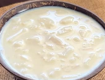 செய்முறை : ஒரு பாத்திரத்தில் 1/2 லிட்டர் பாலை பாதி அளவிற்கு வரும் வரை நன்கு காய்ச்சவும். அடுத்தது பாலில் ஸ்வீட் கன்டென்ஸ்டு மில்க் 1 கப் சேர்த்து நன்கு கலந்து கிளறினால் பாலில் நிறம் மாறிவிடும்.