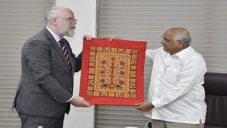 Gujarat CM Bhupendra Patel paid a courtesy call on German Consul General Achim Fabig  in Mumbai જર્મન કોન્સ્યુલ જનરલ અચિમ ફેબિંગે મુખ્યમંત્રી ભૂપેન્દ્ર પટેલ કરી મુલાકાત, ગિફ્ટ સિટીમાં જર્મનીના હાયર એજ્યુકેશન ઇન્સ્ટીટ્યુટ્સ થઈ શકે છે શરૂ