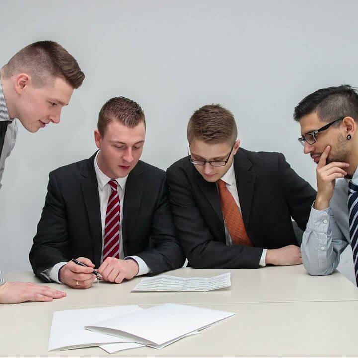 प्रोफेशनली आगे बढ़ने और सीखने के अवसरों को लगातार खोजें. नए स्किल्स सीखने और ज्ञान प्राप्त करने के प्रभावी तरीकों में वर्कशॉप्स, मीटिंग्स में भाग लेना और अपने काम से संबंधित सर्टिफिकेट कोर्सेज को पूरा करने जैसी चीजें शामिल हैं.